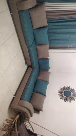 طقمين كورنر  بحالة جيدة جدا.  اللون البيج و الخمري 6 مقاعد حرف L + مفرد و طاولة وسط هدية .