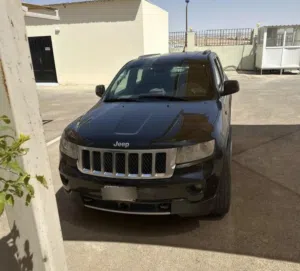 جيب جراند شيروكي اوفر لاند 2013 موديل 2013 خاليه من الحوادث لون اسود ملكي جير ماكينه على الشرط