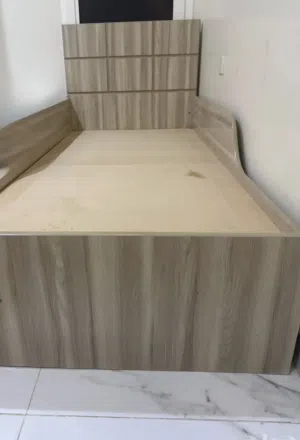 2 اسره خشب بأطراف بحاله جيده