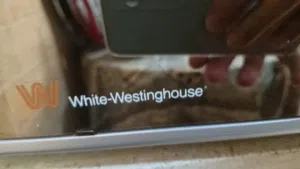 مايكرويف    ماركة white_westinghouse كبير  من جوا . مع مراية كبيرة   . فيه شواية  وتسخين  و طهي