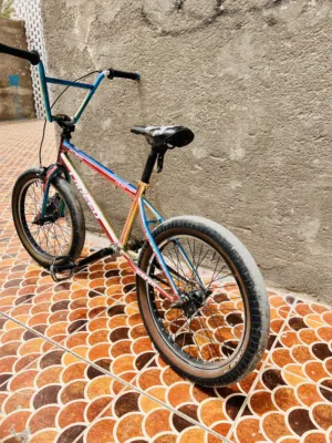 للبيع الباسكل نضيف وأي نقص مابي  شوف البايو Bmx