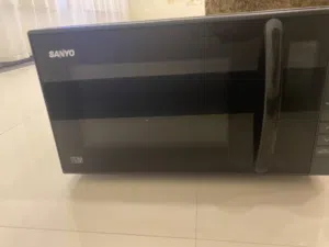 Sanyo 20 - 24 Liters Microwave in Dhofar