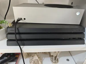 بلي فور برو للبيع وياه جويستك وحدة مو اصلية