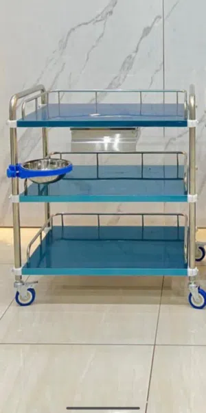 ترولي ثلاث ارفف أدوات جراحية مصنوعة من الفولاذ المقاوم للصدأ.  مصممة لعدة استخدامات