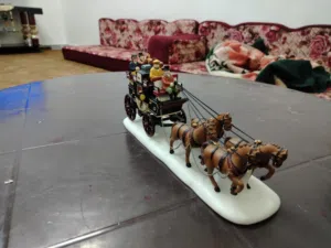 مجسم عربه خيل بحاله جديده مجسم بابا نويل مع ساعه فقط الساعه بدها بطاريه