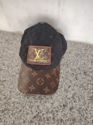قبعه Louis vuitton لونها اسود و بني وحروف Louis vuitton مكتوره بالذهبي