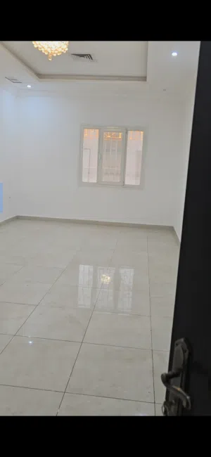 شقة للإيجار عائلات فقط 3 غرفة 3 حمامات مطبخ كبير صاله كبيره