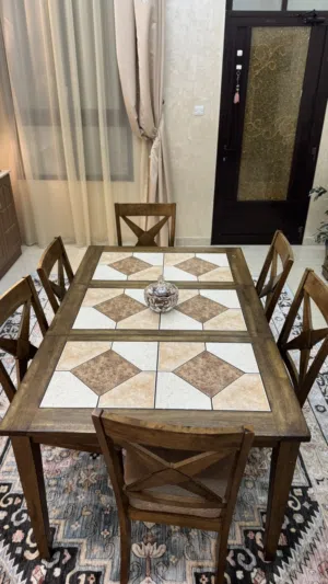 طاولة طعام مستعملة كالجديدة