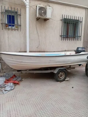 قارب فايبر للبيع معا محرك