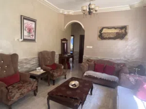 للبيع أثاث منزل بحالة جيدة (طقم كنب صالون + غرفة نوم خشب + دولاب نيش)