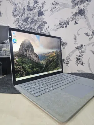 Microsoft Surface laptop Core i5 8gb 256gb 110BD