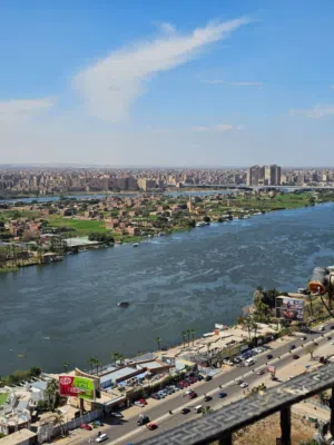 شقة فندقية للإيجار اليومي للعائلات علي النيل مباشرة 3 غرف وريسبشن أطلالة الأهرامات مكيفة بالكامل