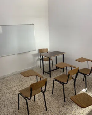 للبيع عدد 12 كرسي محاضرات و2 طاولة وكرسي مدرس وسبورة حائطية وسبورة متحركة صغيرة وأشياء أخرى.