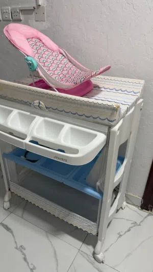 طاولة تغير للطفل وكرسي استحمام
