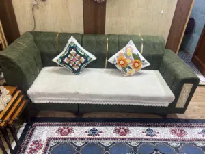 كنب لون زيتوني مع ذهبي