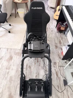 الترجمة إلى العربية:  * Logitech G29 Driving Force (مقود قيادة مع دواسات