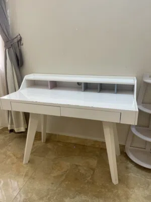 طاولة للدراسة والمذاكرة