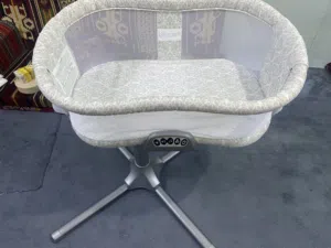 سرير اطفال دوار وفيه مستويات ارتفاع وموسيقى هادئه للنوم baby bed for sale working in good condition