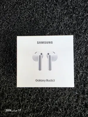 Samsung Galaxy buds3 لون ابيض مع اغراضها كامله استخدام خفيف بحال الجديد.