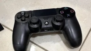كنترولر ps4 مافي شي مستعمل قليل