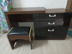 طاولة تزيين (تسريحة) بدون مرآة مع كرسي