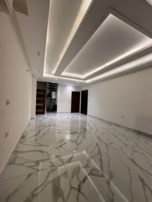 شقة فاخر  مميزه طابق اخير مع روف