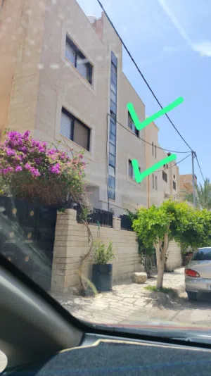 شقه طابق ثاني عماره جديده وجدا هادئه