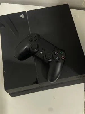 بلاي ستيشن 4 فات مستعمل للبيع مع كنترولر وشاحن وباور كيبل وhdmi كيبل نص تيرا بايت