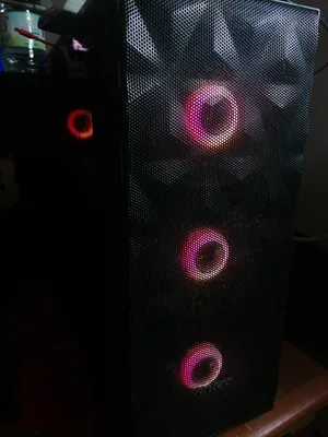 Gaming pc مع شاشة مشعورة مع كلشي ما عادة كيبورد و الماوس