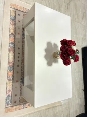 طاوله وسط لون ابيض بداع السفر