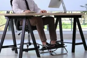 مسند رفع القدم متحرك 180 درجه حسب الرغبه  اثناء العمل المكتبي لتدعيم الظهر وراحة الساقين