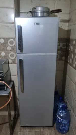ثلاجه للبيع 100 دينار