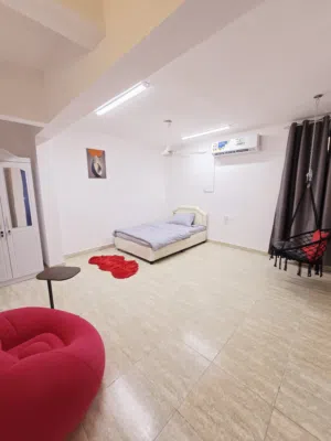 غرفة واسعة مفروشه للموظفات فقط ( للبنات ) في بوشر / شامل بدون عموله