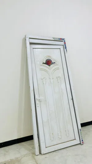 باب داخلي للحمام ويتخدام اخرى