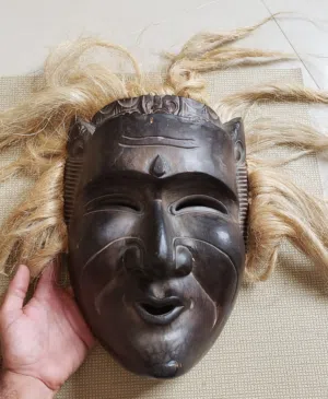 قناع قديم خشبي منحوت يدويا