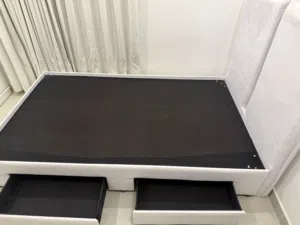 هيكل سرير نفر ونص مع ادرج تخزين، طاولة جانبيه