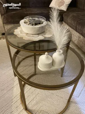 طاولتين وسط بحالة ممتازة