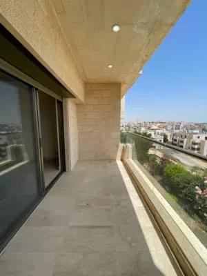 شقة مميزة للبيع في عمان- دابوق- طابق شبه ارضي مطلة