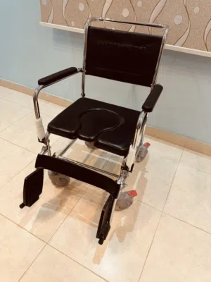 كرسي لاستخدام المرضى والعجزة جديد