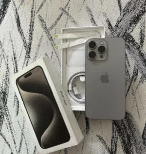 Iphone 15 pro max مع جميع اغراضه