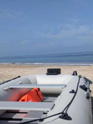 قارب نفخ مستعمل (شبه جديد) شامل المحرك Inflatable Boat for Sale Includes Engine