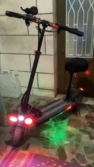 سكوتر كهرباء للبيع مستخدم بس شهر بمشي بل شحنه 40كيلو نوعه :شبح