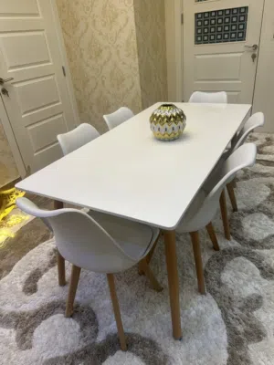 طاولة اكل مع سته كراسي للبيع