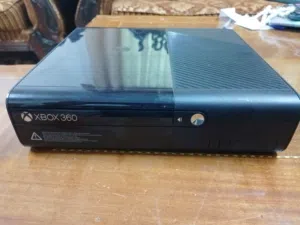 XBOX 360 مستخدم بحاله ممتازه منزل عليها 43لعبه متنوعه ((قابل للتفاوض))