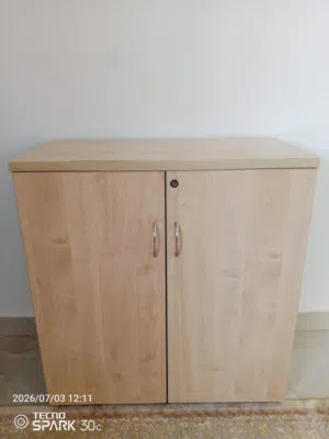 كمدينه احذيه لون بيج ورصاصي خشب اصلي مافيها اي عيب لا تفويتو الفرصه