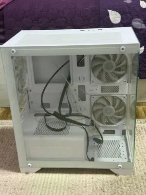 كيس كمبيوتر (PC Case) فارغ، كيس أبيض مع واجهة وزجاج جانبي ومراوح مركبة