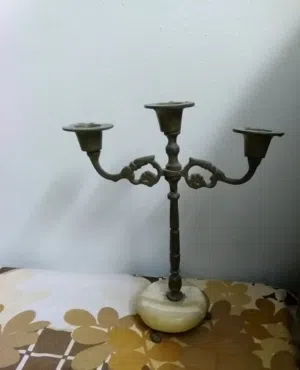 شمعدان نحاس عمره اكتر من 70 سنة