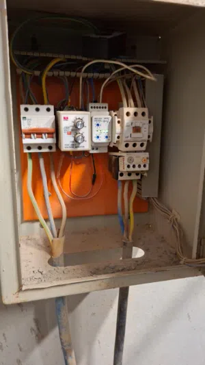 فني كهربائي بالرياض صيانة كهرباء منازل 24 ساعة تركيب ليد سبوتلايت وتصليح شورت طبلون
