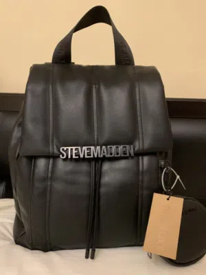 حقيبة ظهر Steve Madden ، مصنوعه من الجلد الفاخر ، مميزة جدا تحتوي على اكثر جيب ، بلون اسود داكن