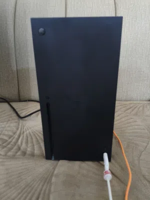 جهاز إكس بوكس سريس إكس نضيف ولا مفتوح ولا خربان مرة مرتب مابي يدة أصليه بس تجي وي 3 يدات أصليه واير